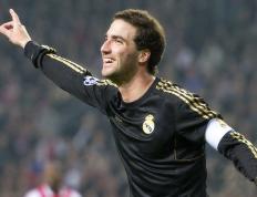 石宇奇赛后谦逊发言登热搜，巴黎圣日耳曼横扫广州队引发热议